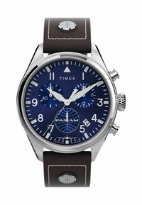 Zegarek Timex z obudową ze stali nierdzewnej, granatową tarczą, brązowym skórzanym paskiem, funkcjami chronografu oraz wyraźnym logo globu na pasku.