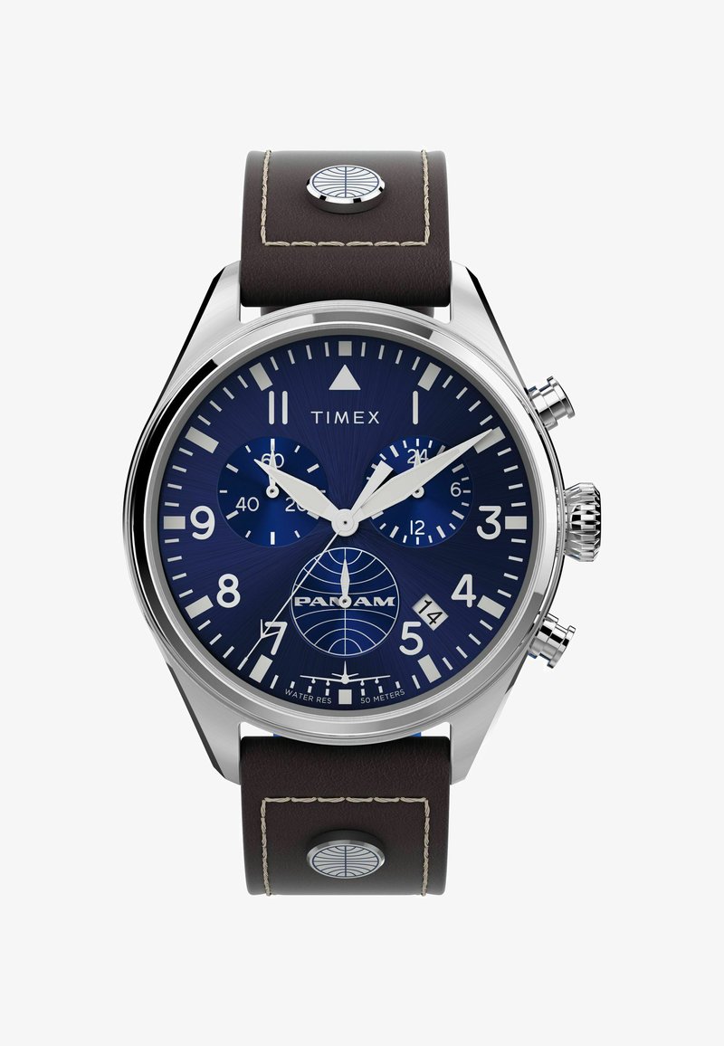 Zegarek Timex z obudową ze stali nierdzewnej, granatową tarczą, brązowym skórzanym paskiem, funkcjami chronografu oraz wyraźnym logo globu na pasku.