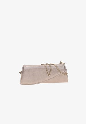 Bolso de mano metálico de color rosa claro con solapa curva y cadena delgada dorada, exhibido sobre fondo blanco.