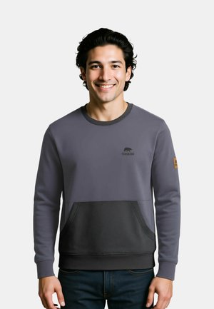 Grijze sweatshirt met een donkergrijze zak, geribde mouwen en een ronde hals. Bevat een logo op de borst en een patch op de mouw.