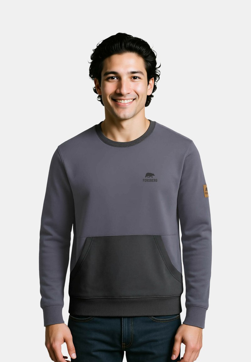 Grauer Sweatshirt mit einer dunkler grauen Tasche, gerippten Bündchen und Rundhalsausschnitt. Verfügt über ein Logo auf der Brust und ein Patch am Ärmel.