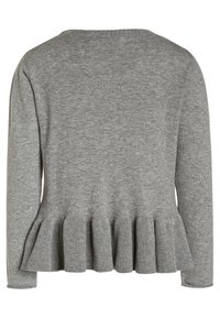 Jasnoszara, dzianinowa bluzka z długim rękawem, z szerokim okrągłym dekoltem oraz prążkowaną, plisowaną falbaną z tyłu.