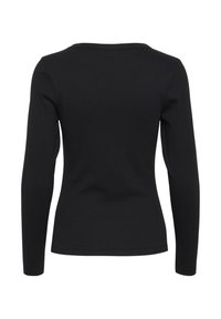 Musthave mustre lohkriga must särk, millel on ümmargune kaelus. Omab istuvaid varrukaid ja minimalistlikku disaini ilma nähtavate kaunistusteta.