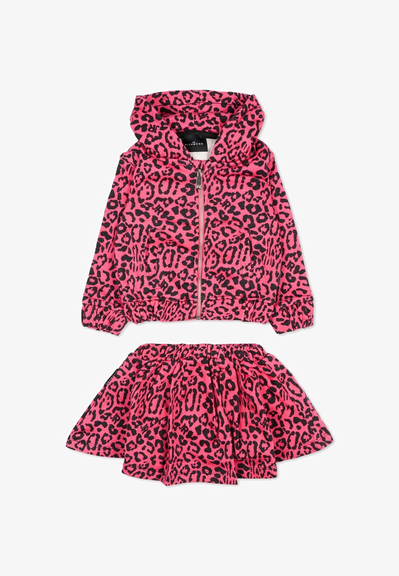Veste en faux léopard rose avec capuche et fermeture éclair, associée à une jupe évasée. Les deux pièces sont en matériau doux avec une taille élastique.