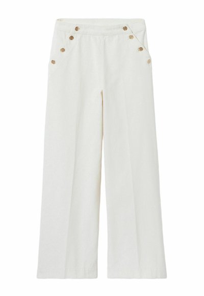 Pantalones de pierna ancha en tejido marfil; presentan una textura suave, cintura alta y botones decorativos en tono dorado en los bolsillos frontales.