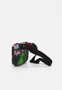 Kompaktowa prostokątna nerka z wielokolorowym pikselowym wzorem i regulowanym czarnym paskiem z plastikowym zapięciem.