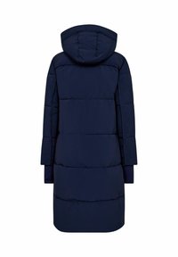 Mornarsko moder puhovka z kapuco, dolgimi rokavi in nekoliko velikim krojem. Oblikovanje vključuje horizontalne kviltane sekcije za izolacijo.