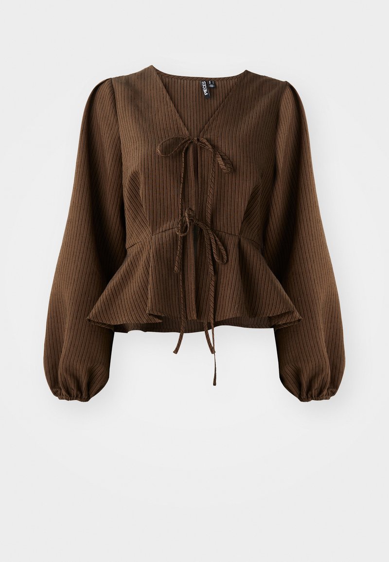 Brązowa, prążkowana bluzka z długimi, bufiastymi rękawami, dekoltem w kształcie litery V oraz paskiem w talii podkreślającym kształt peplum. Lekka struktura materiału.