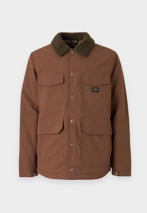 Bruine jas met een zachte groene fleece kraag, twee borstzakken, twee onderzakken, metalen knopen en een merklabel op de linker borst.
