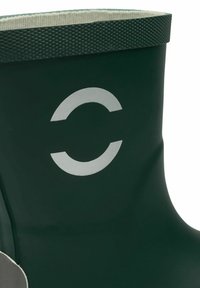 Zielony gumowy but z teksturowanym czarnym wykończeniem, z okrągłym srebrnym logo po bokach oraz miękką wewnętrzną podszewką.