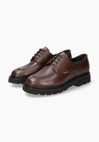 Chaussures de ville en cuir marron avec une surface texturée, bout arrondi, laçage à trois œillets et semelle en caoutchouc noir épaisse. Design élégant et décontracté.