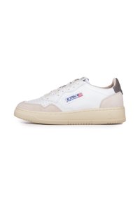 Scarpa da tennis bianca con accenti in suede beige e grigio. Presenta una punta traforata, un design con lacci e una patch con il logo sul lato. Suola in gomma.