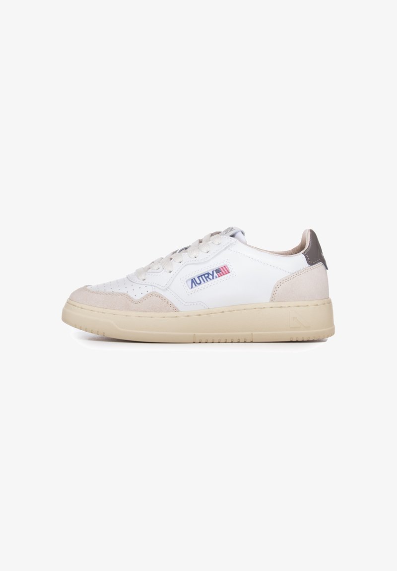 Scarpa da tennis bianca con accenti in suede beige e grigio. Presenta una punta traforata, un design con lacci e una patch con il logo sul lato. Suola in gomma.
