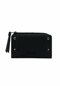 Cartera negra de cuero texturizado, con cierre de cremallera y un detalle de borla. Presenta herrajes en plata y un logo grabado, con costuras curvas.