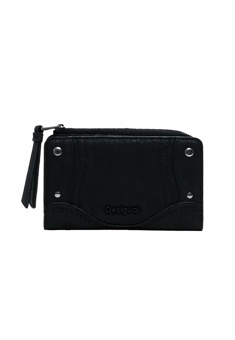 Cartera negra de cuero texturizado, con cierre de cremallera y un detalle de borla. Presenta herrajes en plata y un logo grabado, con costuras curvas.