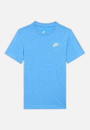 T-shirt Nike azzurro chiaro a maniche corte con scollo tondo e logo Nike bianco sul petto a sinistra.