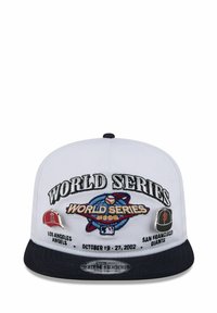 Weißer Baseballcap mit schwarzem Schirm, mit gesticktem "World Series 2002" Logo, Teamlogos und Text, der die Veranstaltungsdaten detailliert.