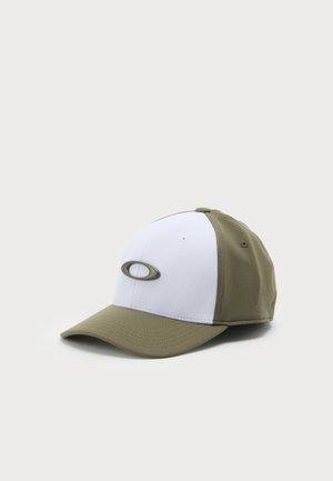 Casquette de baseball avec visière et panneaux arrière vert olive, panneaux avant blancs et un logo ovale vert olive sur le devant.