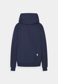 Felpa blu navy con un grande cappuccio morbido, polsini e orlo a costine. Presenta una piccola etichetta con logo vicino al fondo, realizzata in un tessuto testurizzato.