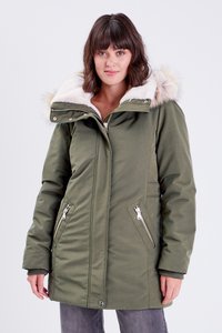 Oliivivihreä parka, jossa on tekoturkista vuorattu huppu, vetoketjullinen etuosuus, sivutaskut ja ribbireunaisuudet. Sileä pinta, keskikorkuinen malli.