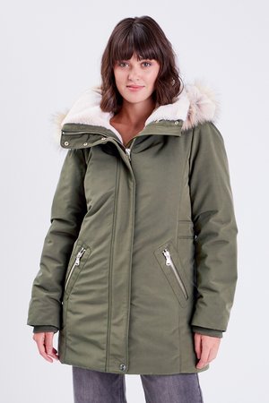 Parka vert olive avec une capuche doublée de fausse fourrure, fermeture éclair à l'avant, poches latérales et poignets côtelés. Texture lisse, design de longueur mi-thigh.