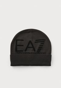 Fekete kötött sapka hajtott peremmel, az EA7 logóval kontrasztos betűkkel, fehér háttér előtt.