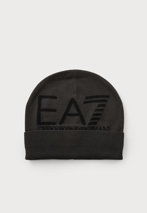 Berretto di maglia nero con risvolto che presenta il logo EA7 in lettere contrastanti, su sfondo bianco.