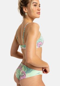 Bikini dengan pola daun tropis dalam warna hijau, pink, dan lilac. Tali yang dapat disesuaikan dan trim bertekstur di bagian pinggang. Kain halus.