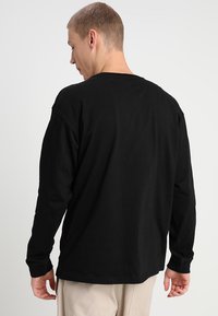 Carhartt WIP CHASE - Hosszú ujjú felső - black/gold