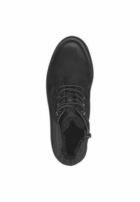 Botín de cuero negro hasta el tobillo con diseño de cordones, cuello acolchado y forro interior texturizado. Parte superior lisa con suela duradera.