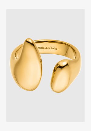 Gullfarget ring med et jevnt, organiskt design som har to avrundede detaljer. Den har en polert overflate og inngravert merkevare på den indre ringen.