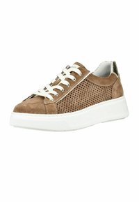 Baskets en daim marron avec lacets blancs, panneaux latéraux perforés, semelle blanche épaisse et détail texturé au talon.