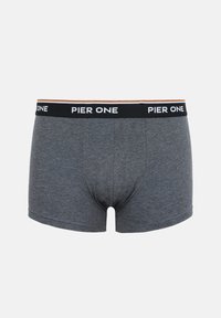 Boxers gris pour hommes avec une ceinture noire comportant le texte blanc "PIER ONE" répété tout autour.