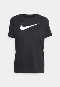 Camiseta de algodón negra con mangas cortas, cuello redondo y un prominente logo Nike Swoosh blanco en el frente. Textura suave, diseño casual.