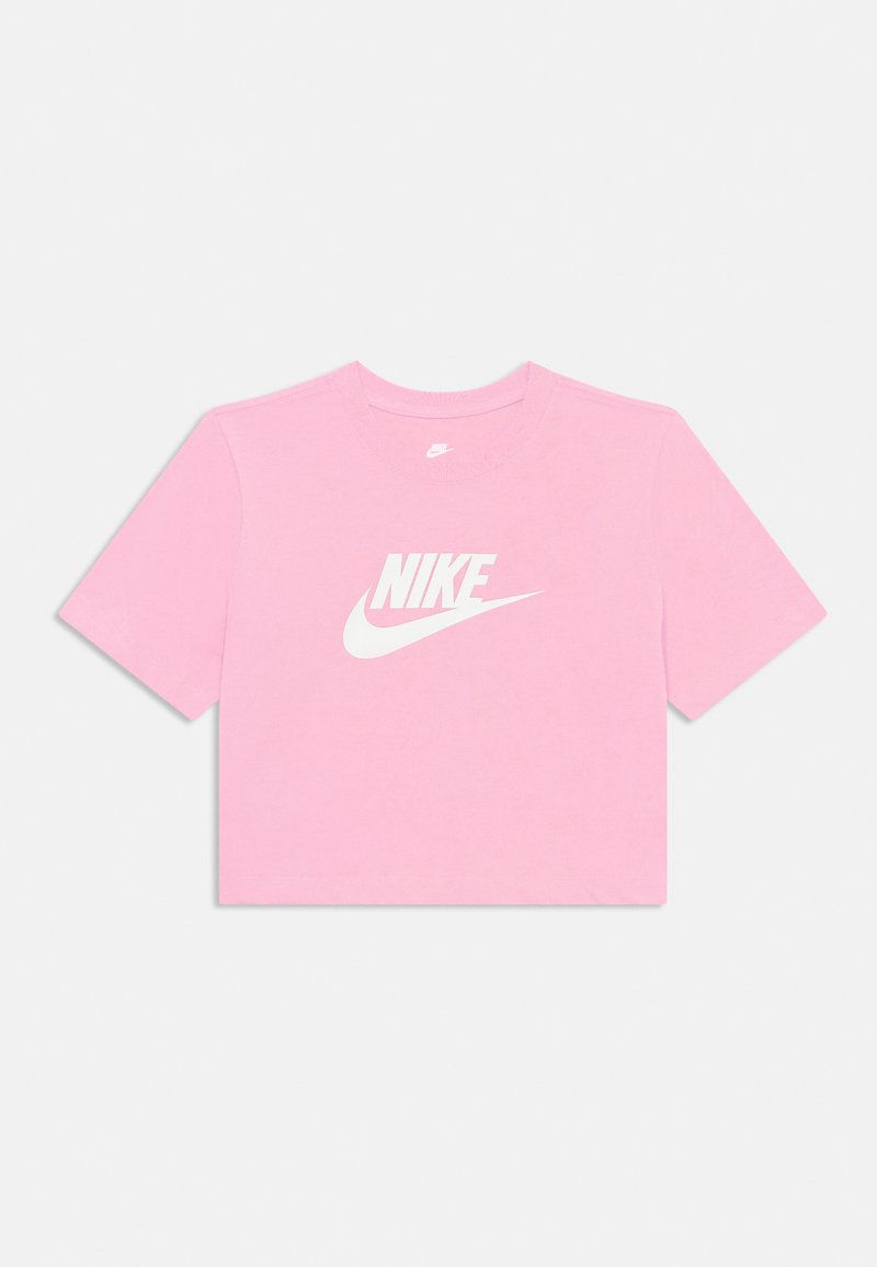 Rožinė trumpa medvilninė marškinė su trumpomis rankovėmis; priekyje yra didelis baltas Nike logotipas. Glotni tekstūra, paprastas apvalus kaklo iškirpimas.