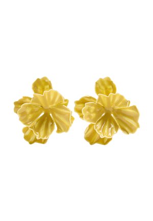 Żółte ceramiczne kolczyki w kształcie kwiatu z warstwowymi płatkami i błyszczącym wykończeniem na białym tle.