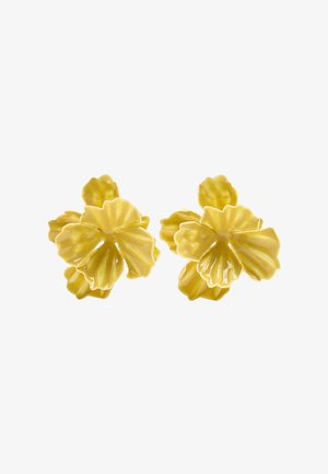 Żółte ceramiczne kolczyki w kształcie kwiatu z warstwowymi płatkami i błyszczącym wykończeniem na białym tle.