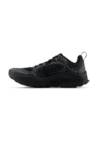 Černá sportovní bota s texturovaným svrškem, zesílenou špičkou a polstrovanou podrážkou. Má označení Gore-Tex a minimalistický design šněrování.
