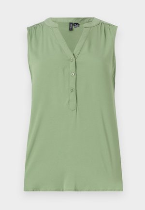 Svetlo zelena brezrokavna majica z gumbi spredaj, V-izrezom, nabrano ramenskim detaljem in gladko teksturo.