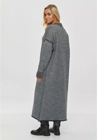 Makadamia LUŹNYM KROJU szary