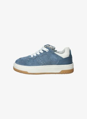 Blauwe suède sneakers met witte veters, een rubberen zool en geperforeerde details. Beschikt over een leren hielaccent en een gevoerde kraag.