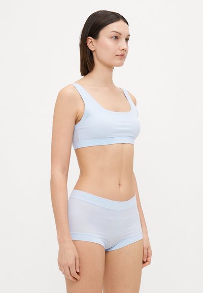 Svjetloplava pamučna braletica sa širokim naramenicama, okruglim izrezom i odgovarajućim svjetloplavim boksericama s elastičnim pojasom i ravnim šavovima.