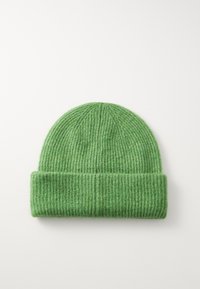 Bonnet en tricot côtelé vert avec bord replié, fabriqué en matériau doux, présentant une surface texturée et un sommet arrondi.