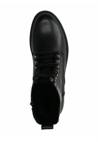 Bottine en cuir noir avec bout rond, œillets dorés et lacets noirs. Comprend une fermeture éclair sur le côté et une semelle texturée pour une meilleure adhérence.