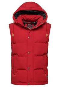 Gilet matelassé rouge avec capuche, doté de fermetures à pression, de poches latérales et d'une doublure intérieure noire. Capuche ajustable avec cordon.