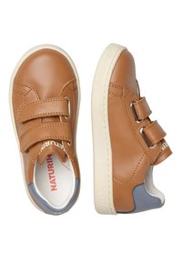 Scarpe in pelle marrone con doppie fibbie a strappo, suole in gomma bianca e un accento grigio sul tallone. Design semplice e arrotondato.