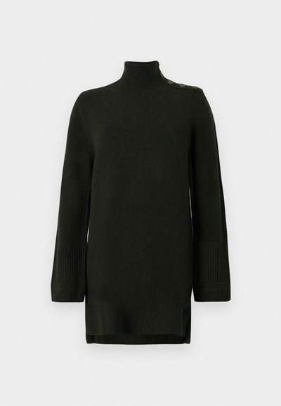 Σκούρο πράσινο πλεχτό πουλόβερ με ψηλό λαιμό, ριχτές μανσέτες και πλάγιες σχισμές. Διαθέτει διακοσμητικά κουμπιά στον αριστερό ώμο. Μαλακή υφή.