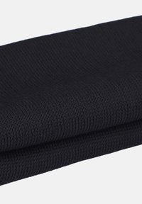 Czarna prążkowana dzianina z fałdami, charakteryzująca się teksturowaną powierzchnią, równomiernym ściegiem i gładkim wykończeniem.