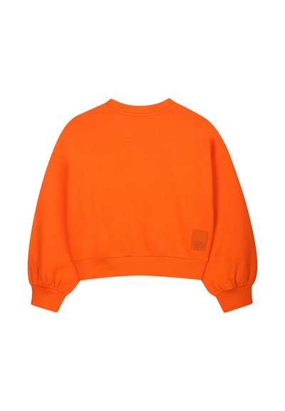 Sweatshirt orange court avec de longues manches bouffantes. Il possède un col ras du cou côtelé et une patch logo en bas sur le côté gauche.
