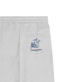 Jasnoszary materiał z elastycznym pasem, z małą tylną kieszonką ozdobioną nadrukiem gór, drzew, chat i tekstem "Leisure Aesthetics".